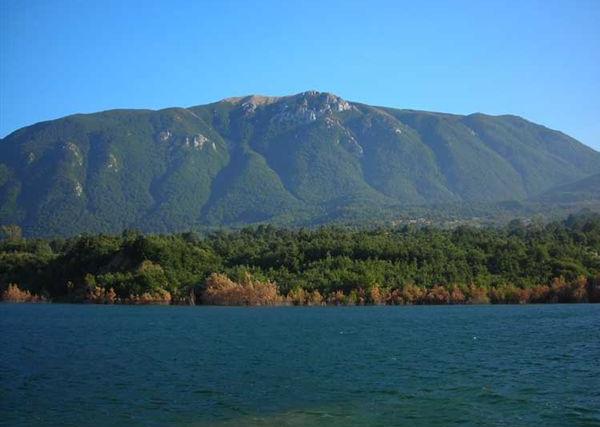 Lago dell'Arcichiaro e il Monte Mutria