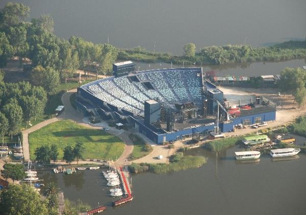 Il Nuovo Teatro Puccini sul Lago di Massaciuccoli